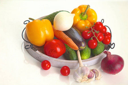 红烧茄子白色背景上的新鲜秋季蔬菜背景