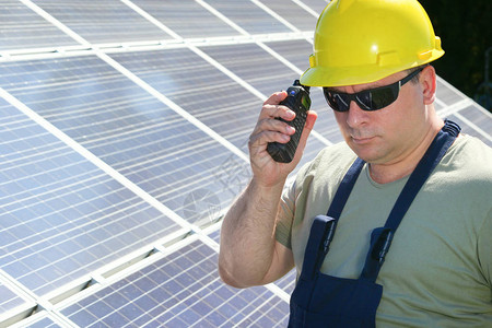 绿色能源太阳能电池板和持图片