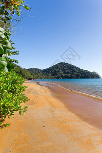 在马达加斯NosyMangabe公园的美丽梦幻天堂海滩蓝天和清海图片