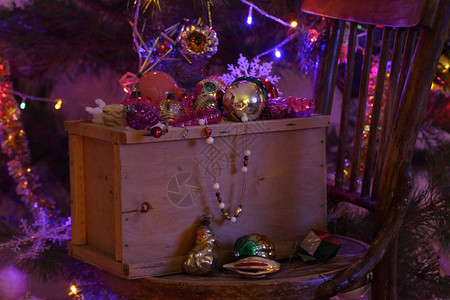 夜晚灯邮箱订单中圣诞树的圣诞玩具和珠子背景