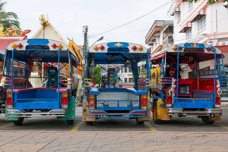 在泰国Bankok街排成一排的蓝色滑稽人力车tuktuktu图片