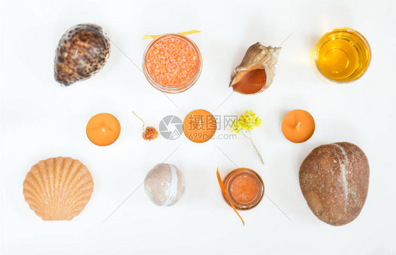 Spa属集蜂蜜浴盐干花香皂化妆膏化妆油蜡烛贝壳石头和毛巾黄色橙概念平躺在白色图片