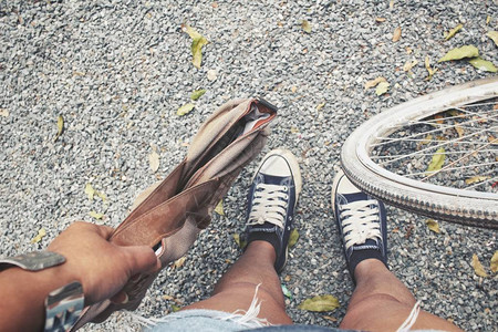 运动鞋与自行车的自拍照背景图片