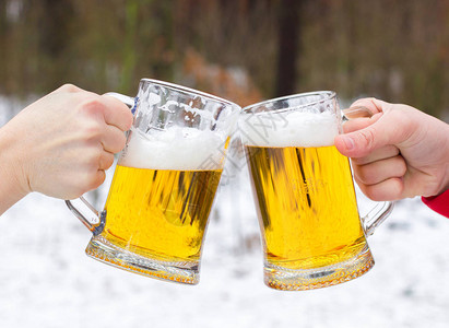 冬季森林背景的环啤酒杯新年庆祝活动图片