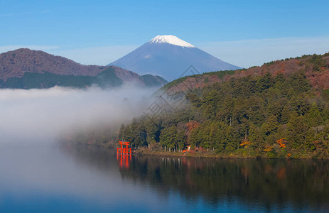 以富士山为背景的芦之湖图片