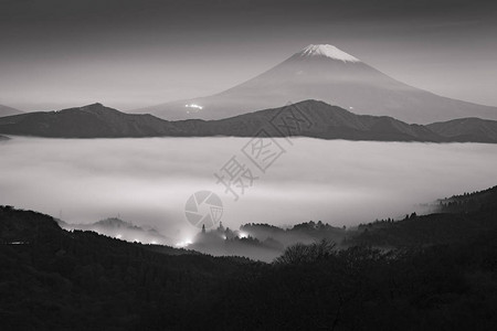 富士山和美丽的芦之湖图片