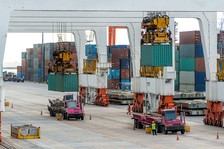 在船厂装有起重机起重桥的集装箱货运轮图片