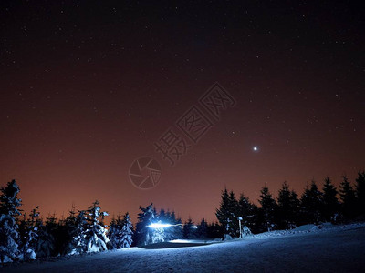 冬天山区的小屋山区的越野小径在冬天山的晚上新图片