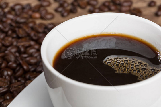 一杯黑咖啡放在配咖啡图片