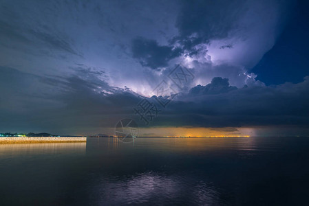 黑暗的夜晚海上风雨交加图片