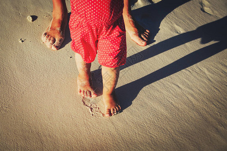 走在沙滩上的母婴双脚图片