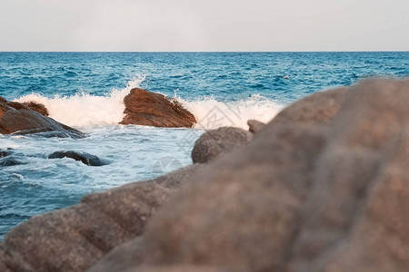 海浪拍打着海浪图片