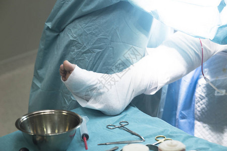 医院外科手术室急诊室外科手术包扎腿图片