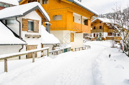 位于山村传统建筑的雪线下图片