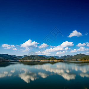 蓝天背景的山湖景观图片