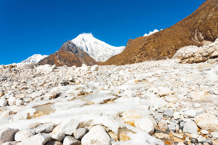 在尼泊尔金津贡帕村附近的高海拔的阿尔卑斯山苔原上图片