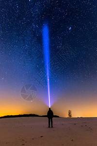 星空和手电筒的男人冬夜风景背景图片