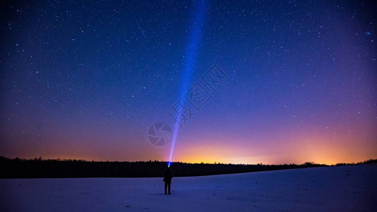 星空和手电筒的男人冬夜风景背景图片