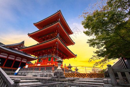 日本京都清水寺红塔图片