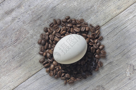 咖啡豆和复活节彩蛋木制背景复活节图片