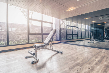 配备现代运动器材的健身房健身房是运动锻炼的图片