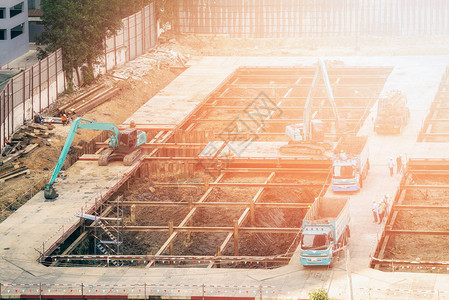 建筑工程师和工头人在新建筑施工项目的图片