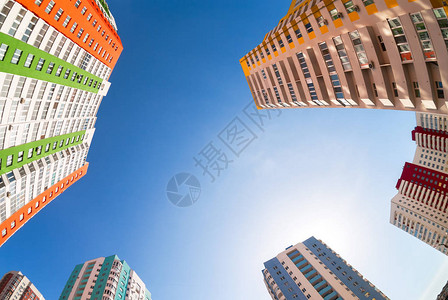 新的高楼公寓大楼蓝天背景的图片