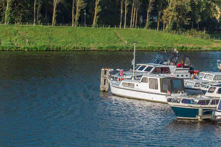 荷兰一条小运河的码头船只位于荷兰的一图片