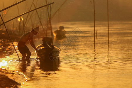 在洛斯州PakseCampasak的Mekong河上乘船的Silhou图片