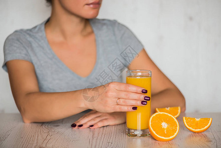 健康的饮料饮食排毒和人的概念用玻璃杯里的图片