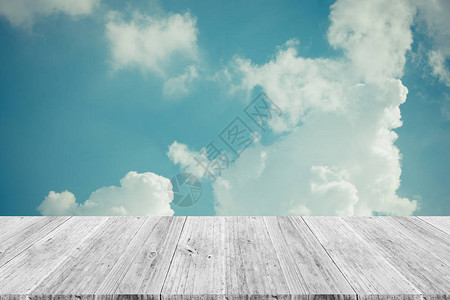 自然云层的蓝色天空和白云与伍德阳台以图片