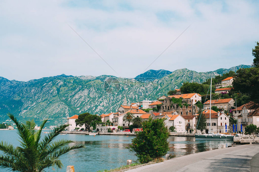 黑山科托尔湾岸边的佩拉斯特老城亚得里亚海和巴尔干半岛的古建筑欧图片