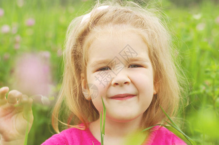 春日草地上的可爱小女孩图片