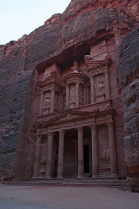 古代Nabataean城市Petra最著名的寺庙图片