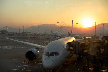 香港国际机场的飞机停日出图片