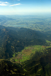 阿尔卑斯山中村庄的鸟瞰图图片