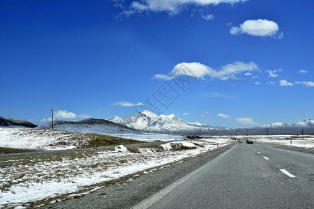 安全理财在春季公路旅行中背景