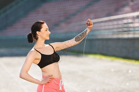 壮观！布拉格斯拉维亚球迷展示巨型tifo，庆祝主队建队133周年