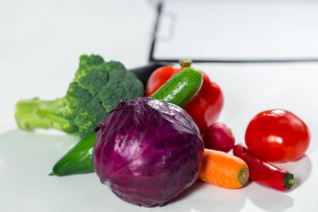 红烧茄子孤立在白色背景上的新鲜蔬菜成分健康食品广背景