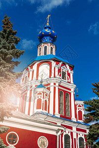 教堂建筑映衬着明亮的蓝天图片