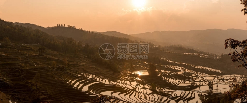 云南元阳村元阳梯田的日出图片