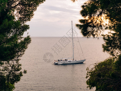 游艇在黑山的亚得里亚海在巴尔干半岛图片