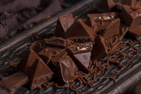 巧克力木制背景的巧克力片图片