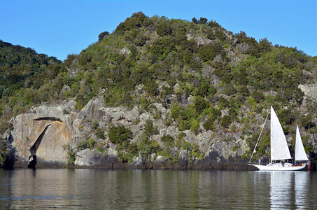 在新西兰北岛Taupo湖的标志毛利岩石雕刻附图片