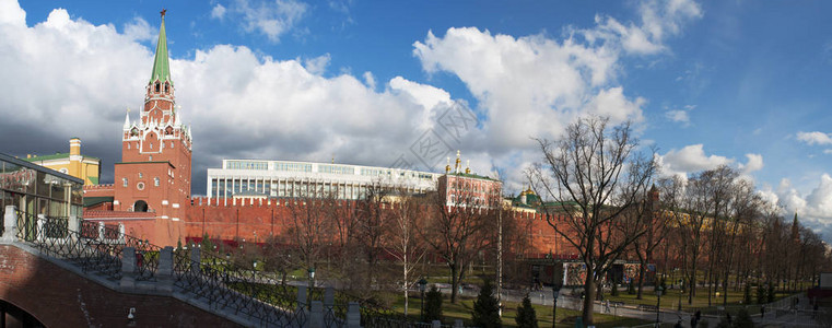 莫斯科克里姆林宫墙全景与特洛伊茨卡亚塔图片