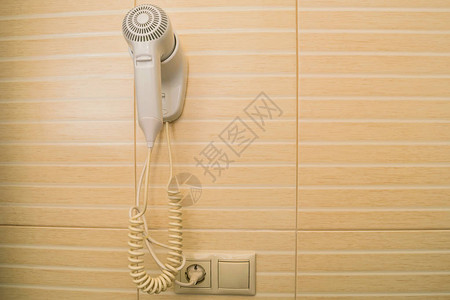 浴室里的白色全新吹风机图片