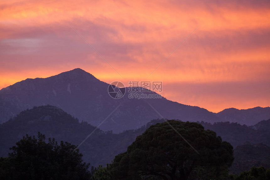 山地上的红日落阳图片