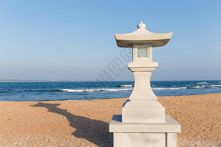 沙滩上的白色石灯笼图片