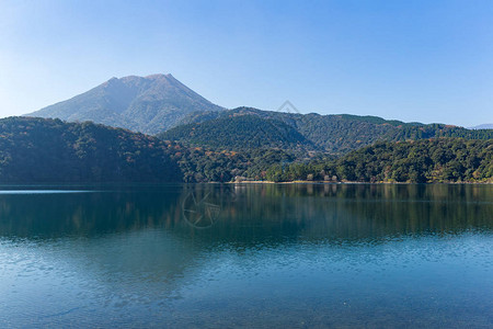 日本雾岛山和湖泊图片