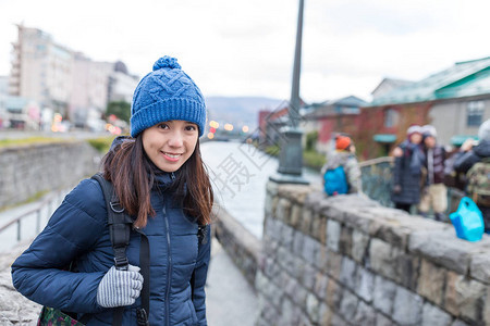 在小樽市旅行的女人图片